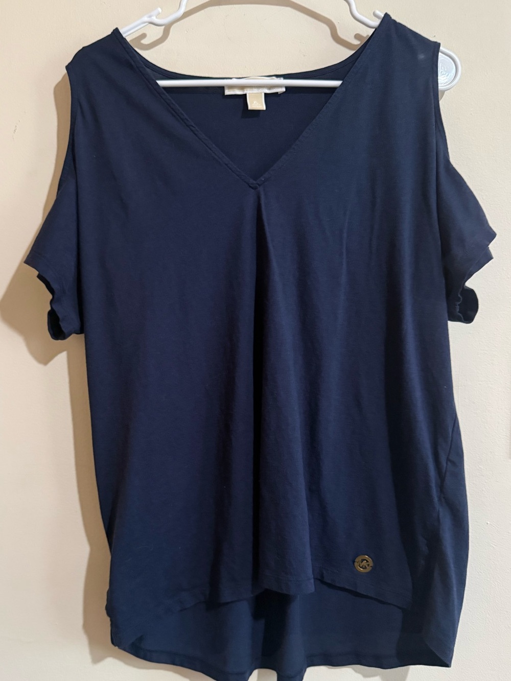 MICHAEL Michael Kors Navy Cold-Shoulder V-Neck Tee